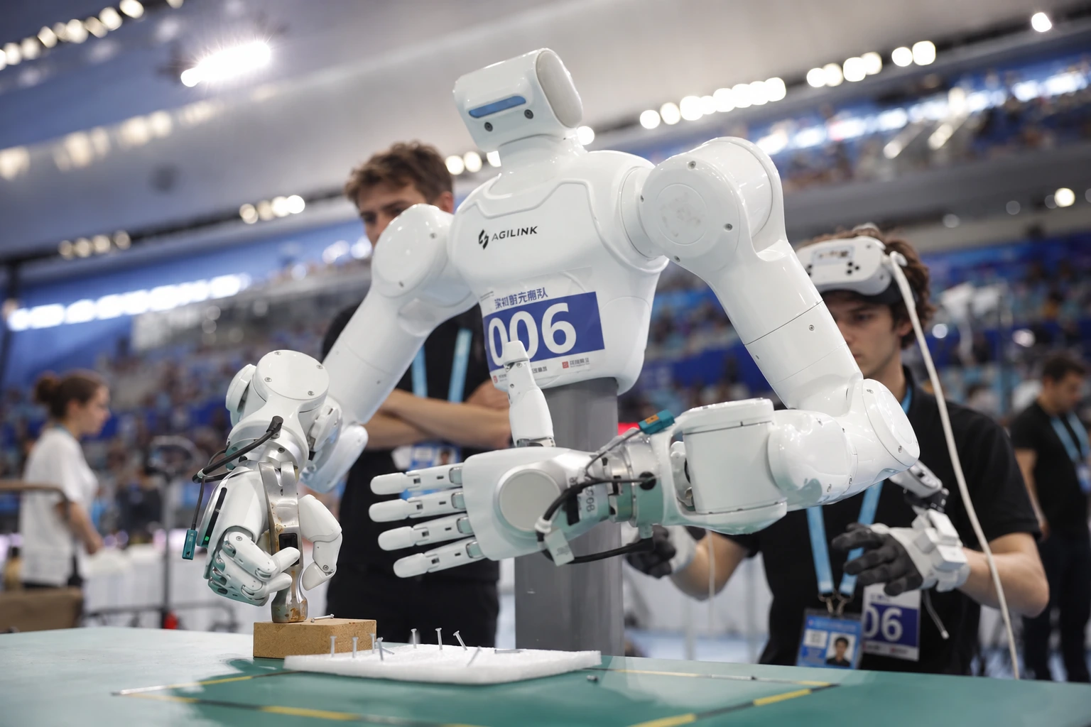 18 zlatých medailí na World Humanoid Robot Games — ilustrační úprava původního obrázku 18 zlatých medailí na World Humanoid Robot Games — ilustrační úprava původního obrázku